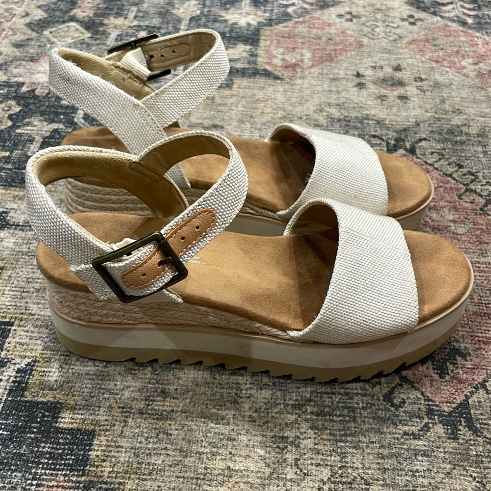 Tom’s platform sandals